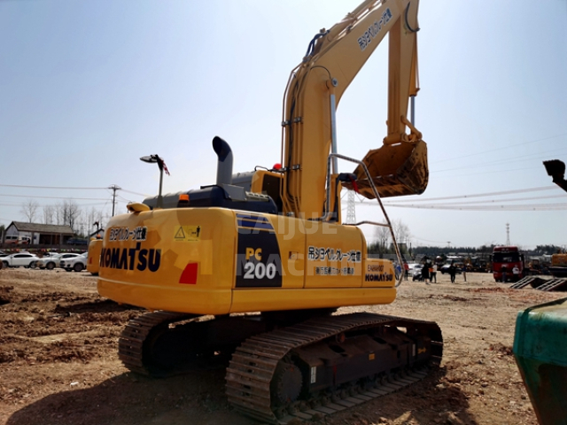 Used Komatsu PC200-8